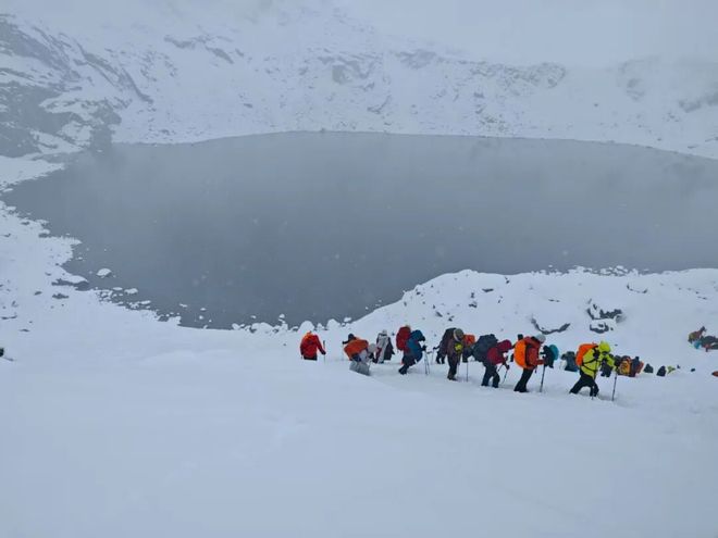 背后:疯狂徒步与失控的“内啡肽”AG真人娱乐网址千人被困珠峰暴雪(图2) 背后:疯狂徒步与失控的“内啡肽”AG真人娱乐网址千人被困珠峰暴雪(图2)
