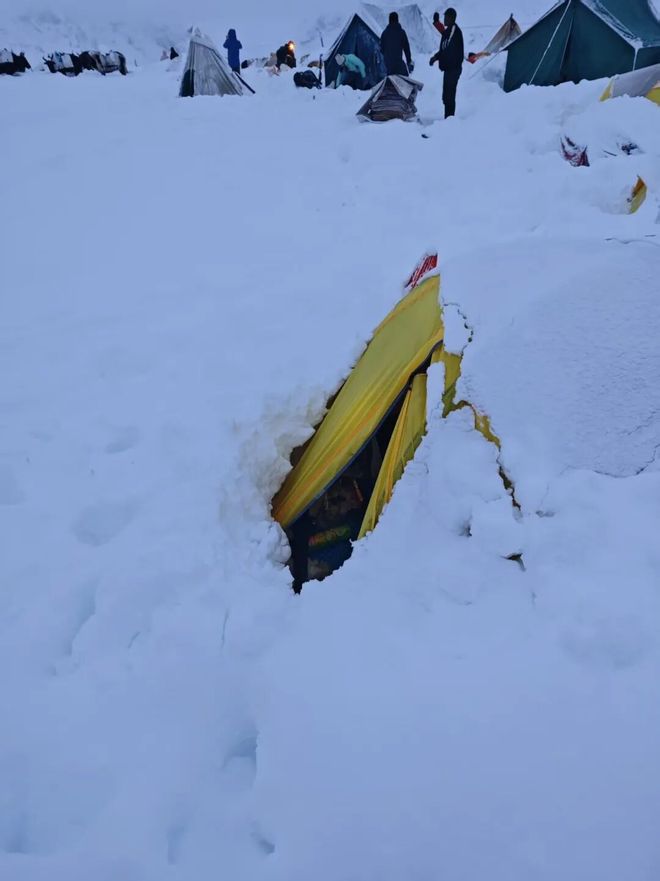 背后:疯狂徒步与失控的“内啡肽”AG真人娱乐网址千人被困珠峰暴雪(图7) 背后:疯狂徒步与失控的“内啡肽”AG真人娱乐网址千人被困珠峰暴雪(图7)